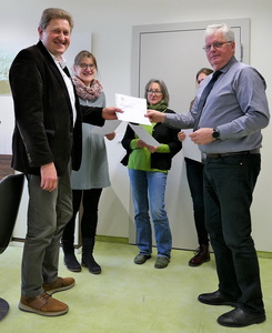 Übergabe der Urkunden an die Jury des aktuellen Dorfwettbewerbs
