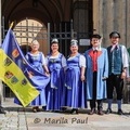 Polnische und deutsche Oberlausitzer vor dem Zittauer Rathaus