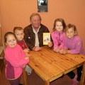 Bernd Raffelt liest in der Kindertagesstaette Maerchenwald in Walddorf