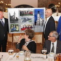 Übergabe einer Collage durch das Buergerforum Oberlausitz an den Wojt Janik