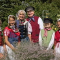 Buchlesung im Bauerngarten Jonsdorf mit Kindern in Tracht